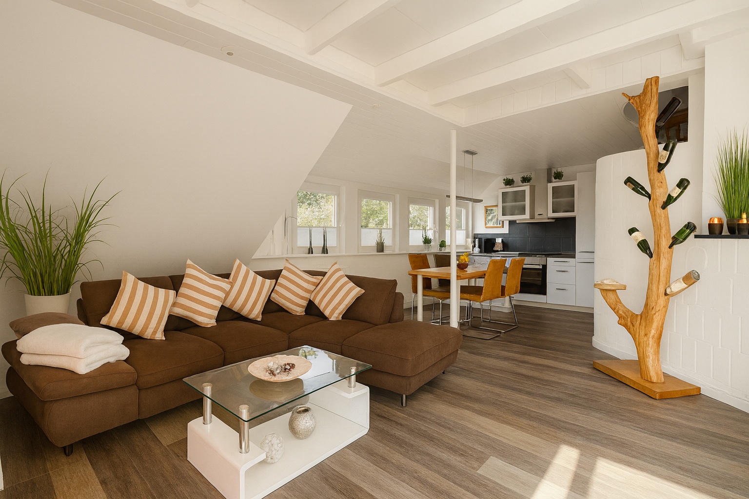 Heller Wohnbereich mit großem Sofa und offener Küche